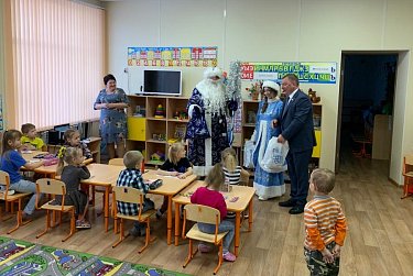 Поддерживать новогодние традиции